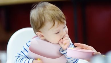 إدخال الطعام الصلب لطفل الحساسية