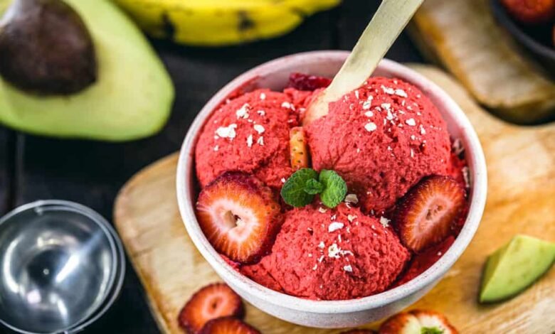 آيس كريم الفراولة النباتي