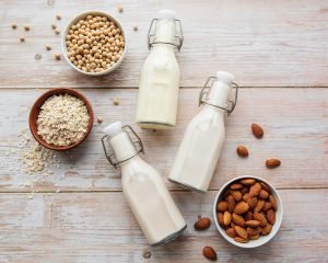 يعاني العديد من الأطفال حول العالم من حساسية حليب الأبقار، وتعد حساسية الحليب من أكثر أنواع الحساسية الغذائية شيوعاً في الأطفال، ويبحث الوالدان لأطفالهم عن بدائل للحليب البقري، هنا يتساءل الكثير عن افضل حليب للاطفال اللي عندهم حساسية من حليب البقر (سعودية)