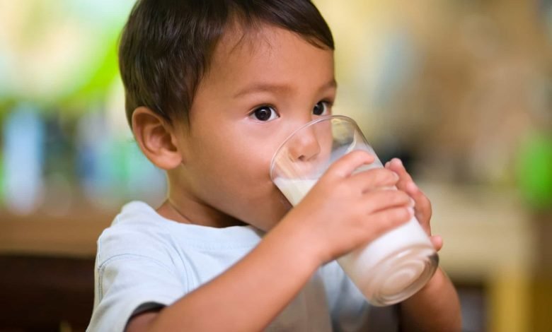 يعاني العديد من الأطفال حول العالم من حساسية حليب الأبقار، وتعد حساسية الحليب من أكثر أنواع الحساسية الغذائية شيوعاً في الأطفال، ويبحث الوالدان لأطفالهم عن بدائل للحليب البقري، هنا يتساءل الكثير عن افضل حليب للاطفال اللي عندهم حساسية من حليب البقر (سعودية)